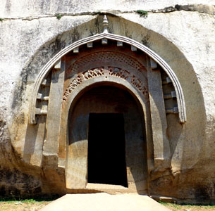 Lomas-Rishi-entrance